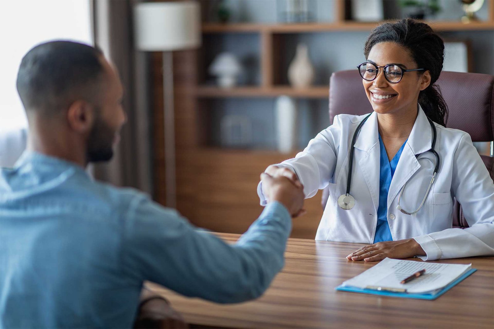 Doctora saludando a paciente