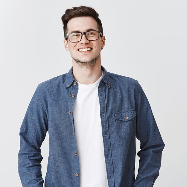 Asesor inmobiliario sonriente